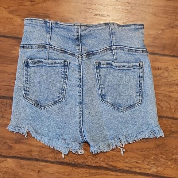 No Boundaries blue denim cut off shorts. Button fly. Juniors size 5 - Picture 3 of 5